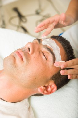 adam bir yüz tedavi görüyor 