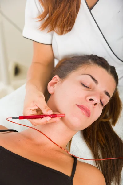 Patiente féminine séduisante recevant une électro acupuncture sur le visage — Photo