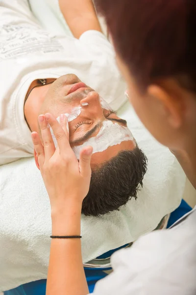 Man een gezicht behandeling krijgt — Stockfoto