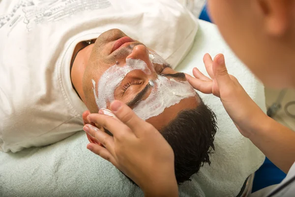 Mann bekommt eine Gesichtsbehandlung — Stockfoto