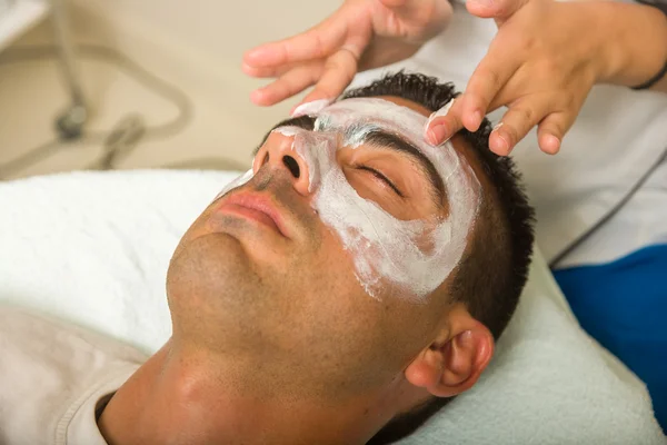 男の顔の治療を取得 — ストック写真
