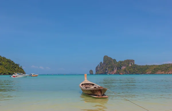 Uzun kuyruklu tekne ruea asmak yao phi phi Island — Stok fotoğraf