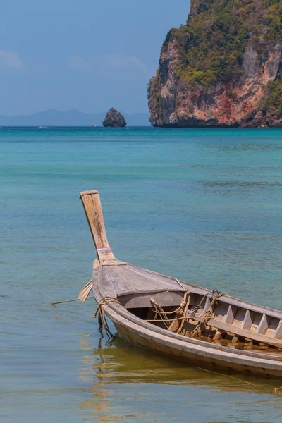 Łódź w phi phi island Tajlandia — Zdjęcie stockowe