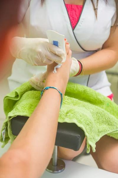 Fußpflegerin führt Pediküre durch — Stockfoto