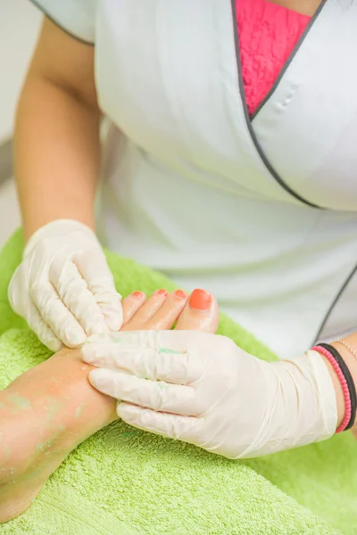 Pedicurist provádějící pedikúru — Stockfoto