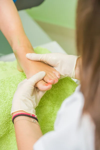 Pedicurist performing a pedicure — Stockfoto