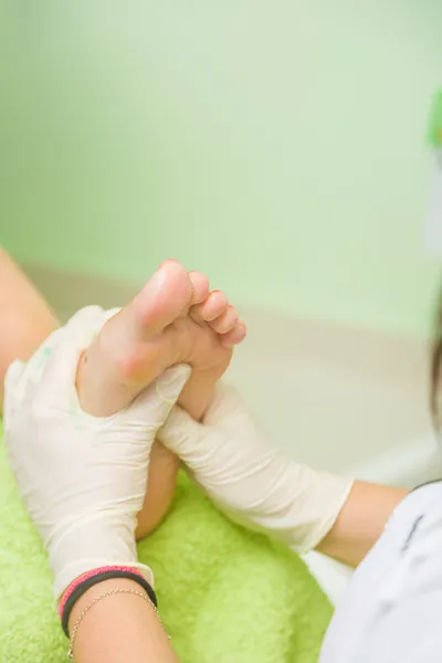 Pedicurist provádějící pedikúru — Stockfoto