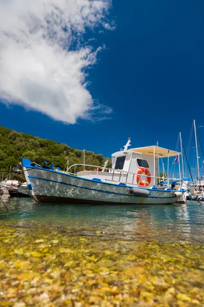 Vissersboten in de haven van meganisi eiland in lefkada — Stockfoto