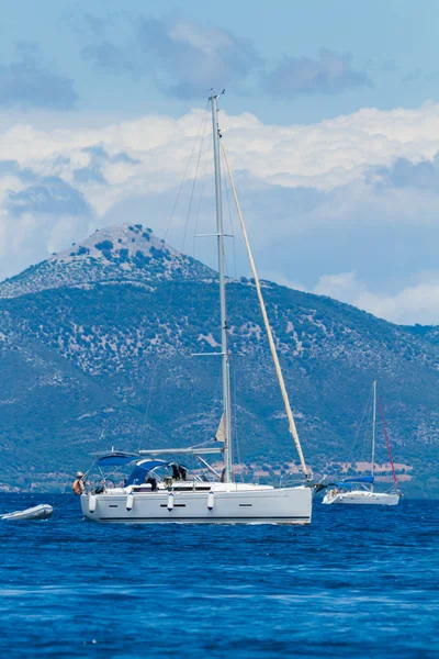 Yacht a vela nel Mar Ionio — Foto Stock