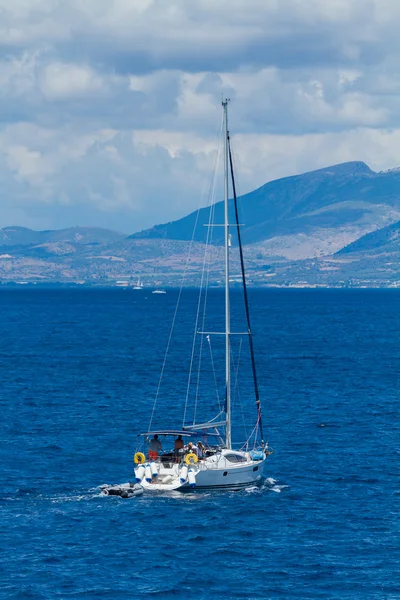 Sailing yacht in the Ionian sea — Stock Photo, Image