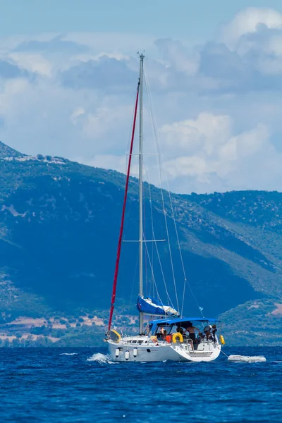 Sailing yacht in the Ionian sea — Stock Photo, Image