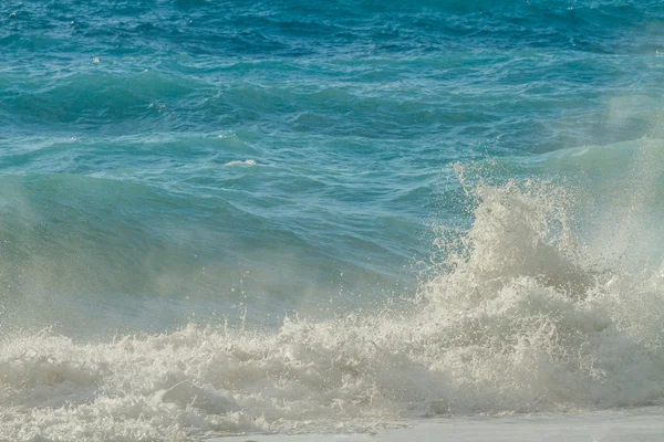 Rompiendo olas en Lefkada —  Fotos de Stock