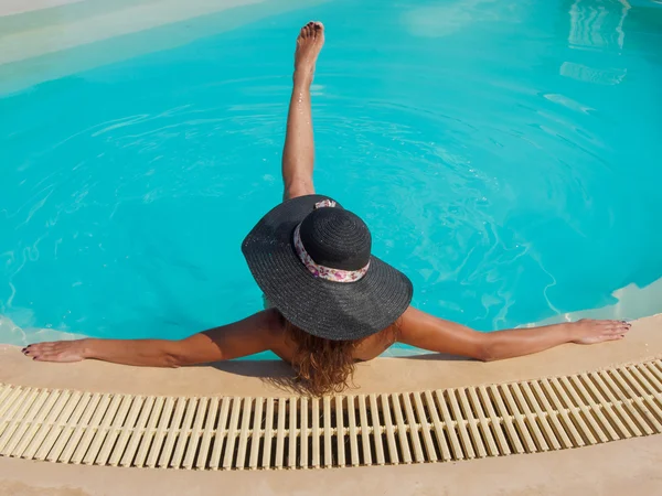 Дівчина відпочиває у басейні — стокове фото