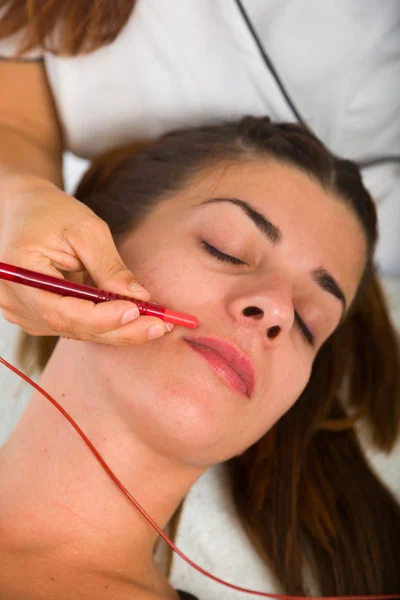 Paciente feminina atraente recebendo acupuntura eletro na face — Fotografia de Stock