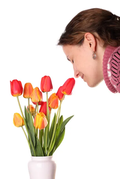Jovem mulher cheirando tulipas — Fotografia de Stock