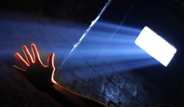 pencereden el sunbeam karşı gelir