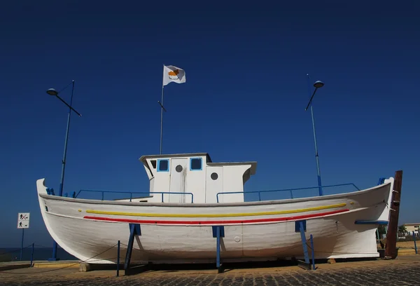 White ship on land — 图库照片