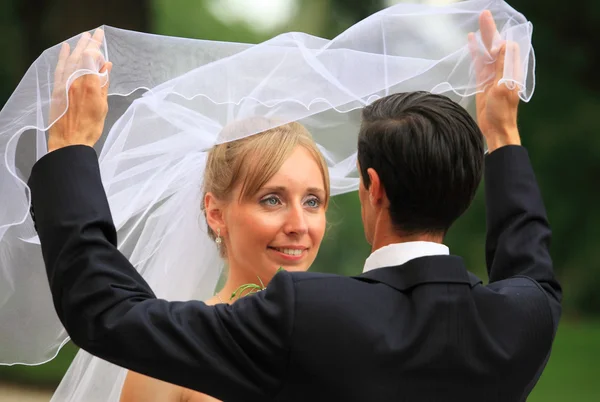 Young wedding couple — Stock Photo, Image