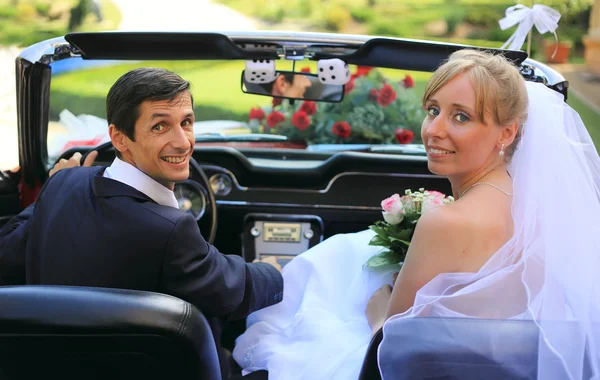 Wedding couple in car — Stock Photo, Image