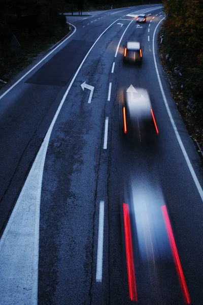 Autoroute avec des voitures flou de mouvement au crépuscule — Photo