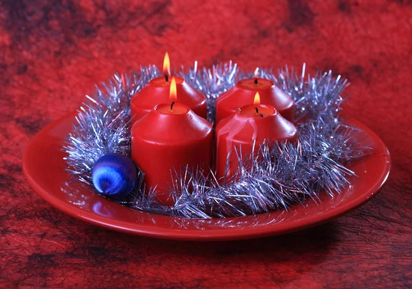 四个蜡烛和圣诞装饰品 — 图库照片