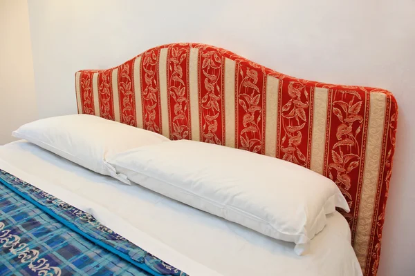 Bed in hotelkamer — Stockfoto