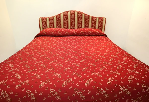 Bed in hotelkamer Stockfoto