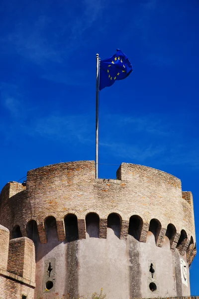 Burg mit EU-Flagge — Stockfoto