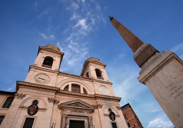 トリニティ ・ デイ ・ モンティ、ローマの教会 — ストック写真