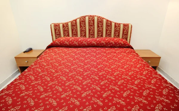 Röd säng — Stockfoto