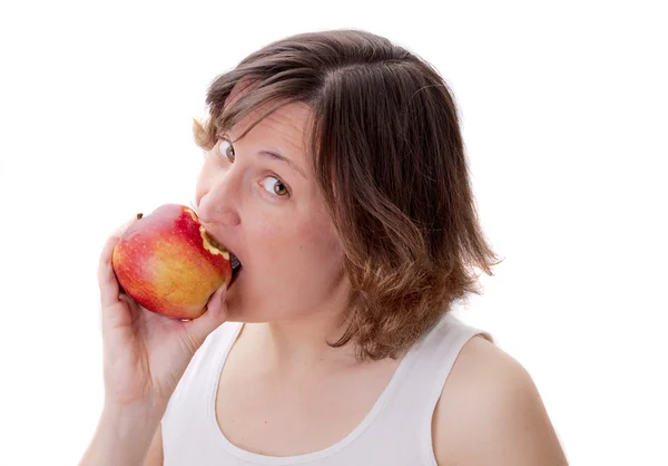 Jonge aantrekkelijke vrouw is rode appel bijten — Stockfoto