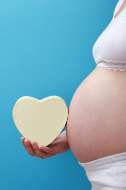 Hamile kadının karnında kalp ile