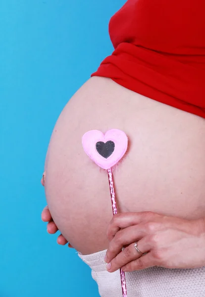 Hamile kadının karnında kalp ile — Stok fotoğraf