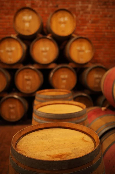 Weinfässer in Weinkellern — Stockfoto
