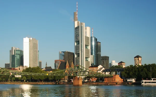 Frankfurt am Main paisagem urbana com arranha-céus — Fotografia de Stock