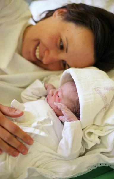 Mutter mit ihrem Neugeborenen — Stockfoto