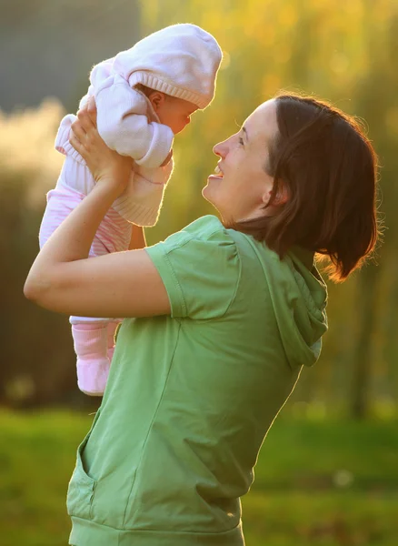 Jovem com seu bebê ao ar livre — Fotografia de Stock