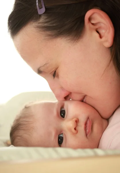 Joven madre besando a su precioso bebé — Foto de Stock