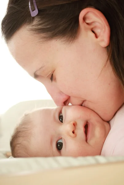 Giovane donna baciare il suo bambino bello — Stockfoto