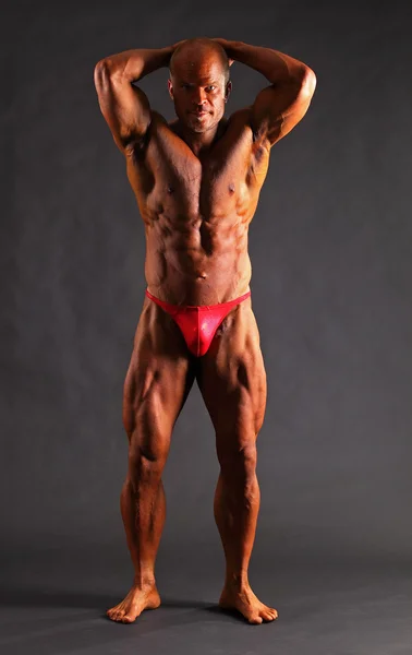 Gespierde mannelijke bodybuilder poseren — Stockfoto