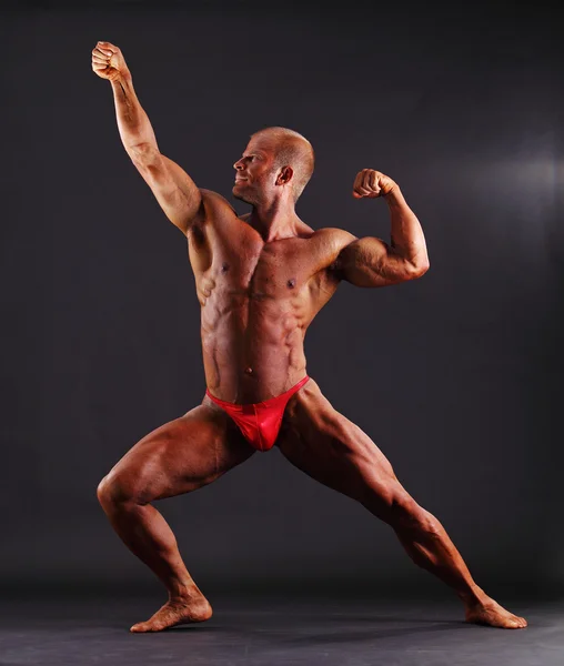 Muskulös manliga kroppsbyggare poserar — Stockfoto