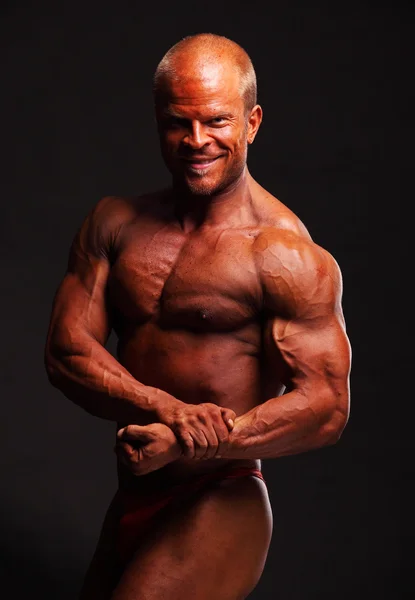 Le bodybuilder musculaire flexion biceps — Photo