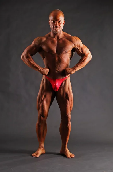 Gespierde mannelijke bodybuilder poseren — Stockfoto