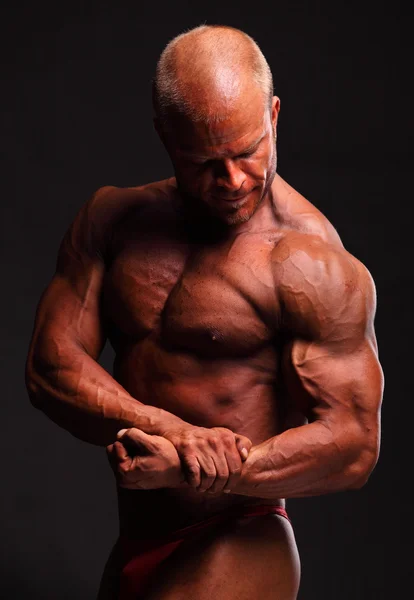 Bodybuilder muskelbygge biceps — Stockfoto