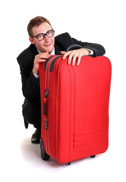 Забавный бизнесмен прячется за красным багажом — стоковое фото