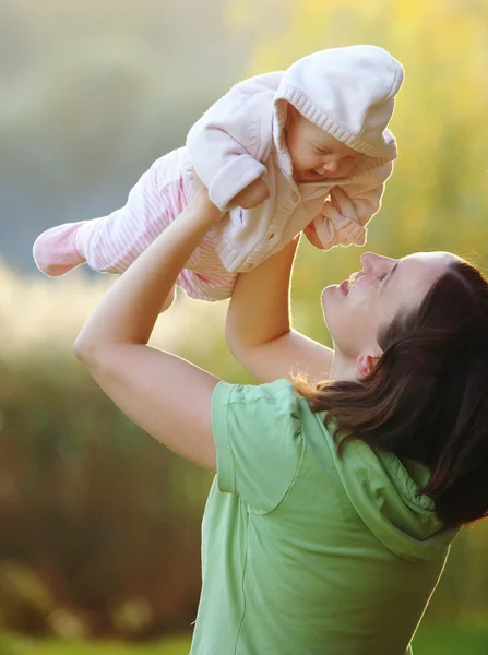 Mujer joven con su precioso bebé — Foto de Stock