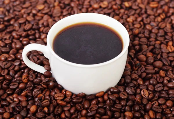 Imágenes: un café de café | Café negro en taza blanca, sobre un fondo