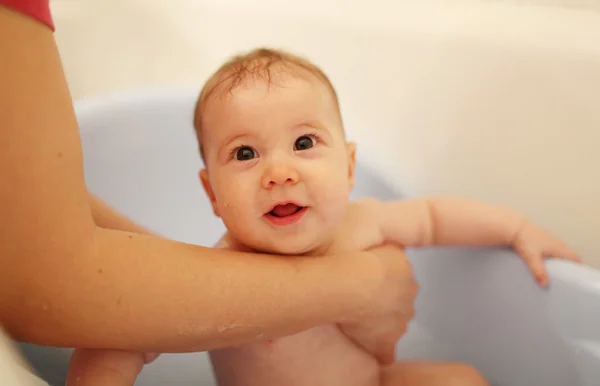 Söt babybad med sin mor — Stockfoto
