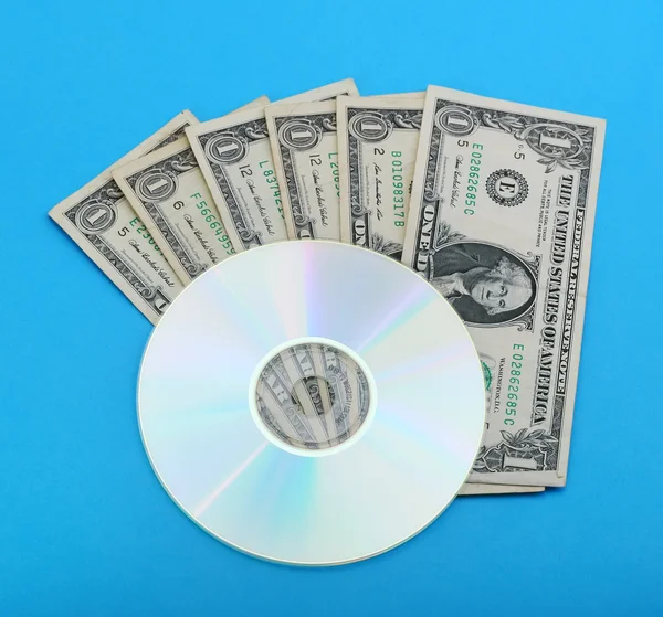 DVD диск с долларовыми банкнотами — стоковое фото