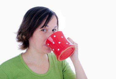 Teamug üzerinde beyaz izole şirin kadınla